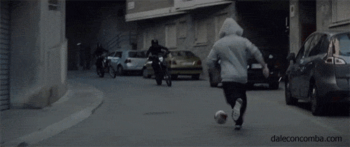 踢足球 闪避 街道 躲避