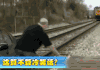 男子 室外 走路 搞笑 我骗人的