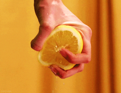 用力  挤柠檬