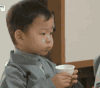宋民国 喝水 杯子 可爱 低头