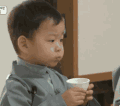 宋民国 喝水 杯子 可爱 低头
