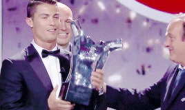 c罗 足球 奖杯 亲吻 绅士 欢呼 激动  胜利 开心 Cristiano Ronaldo