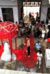 婚礼 高处 扔东西 太过分了