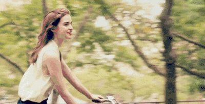 美女 骑自行车 树木 白衣服 侧脸