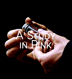 神探夏洛克 sherlock 英国 犯罪电视剧 本尼迪克特·康伯巴奇 夏洛克·福尔摩斯 瓶子 a study in pink 双手