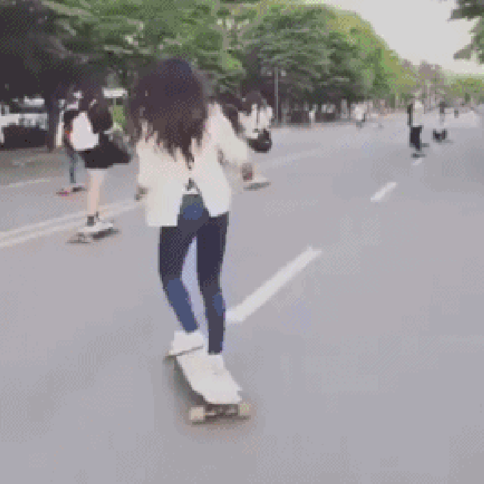 滑板 女子 帅气 行走