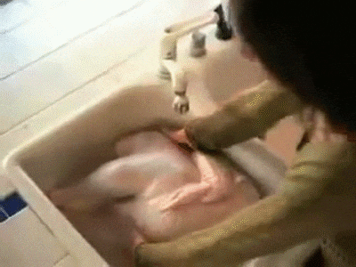 厨房 水池 洗鸡 妇女