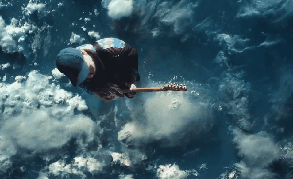 Coldplay MV UpUp 创意 吉他手 海洋