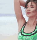 美女 泳装 绿色 陶醉