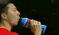 马龙 打球 喝水 高兴