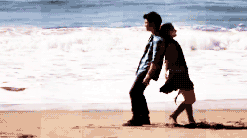 情侣 沙滩 海边 背靠背