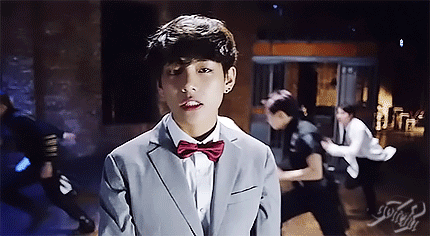 韩星 西装 跳舞 飞吻