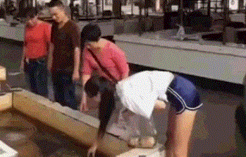 美女 摔跤 好疼 搞笑