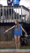美女 萌娃 倒水 好疼