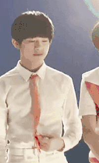 TFBOYS 跳 掉下去了 动作 帅气