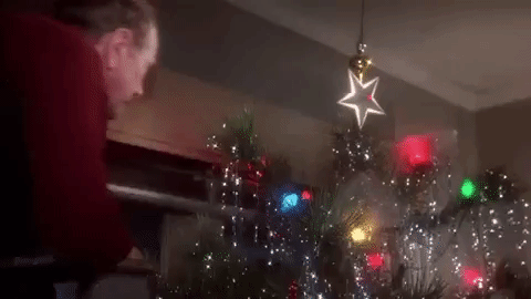 男人 推倒 圣诞树 漂亮