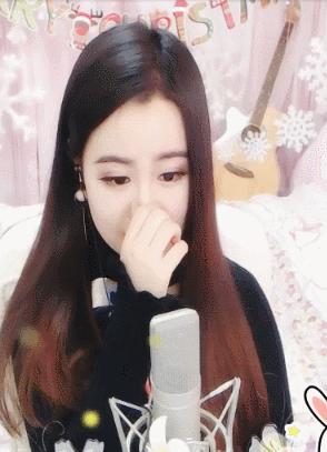 抠鼻GIF表情图_抠鼻动态_抠鼻GIF动图-SOO动态表情跳舞图片包图片
