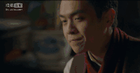 红色围巾 抿嘴 微笑 说话 侧面 男神张若昀