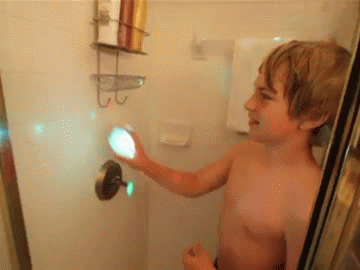 男孩 浴室 灯光 神奇