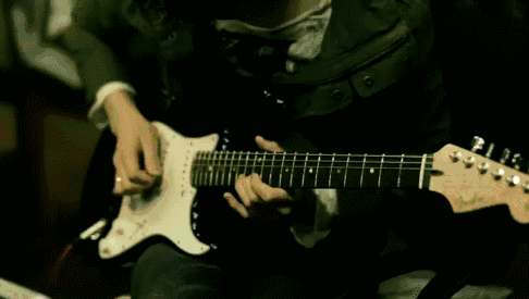 CNBLUE MV 乐器 弹贝斯 摇滚 摇滚乐队 李正信 贝斯 音乐录影带 摇滚乐