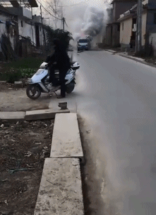 爆炸 黑烟 汽车 摩托车 道路