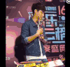 张艺兴 起身 奖杯 小举动