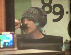 G-Dragon 帽子 唱歌 录音棚
