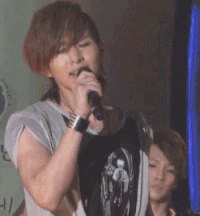 帅哥 唱歌 投入 鼓掌