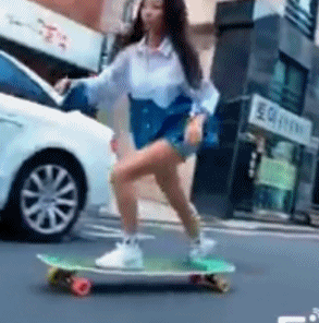 美女 长腿 玩滑板 加速