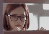 美女 眼镜 交谈 短发