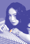 美女 卷发 拿的啥东西 眼神