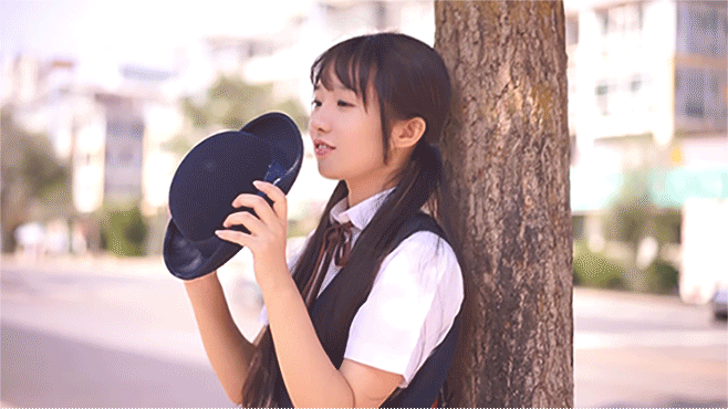 少女 学生服 戴帽子 倚靠大树