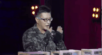 加油向未来 帅哥 讲话 比划