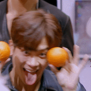 王嘉尔 可爱 橙子 伸舌头