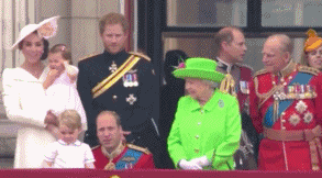乔治王子 凯特王妃 威廉王子 站起来 伊丽莎白女王