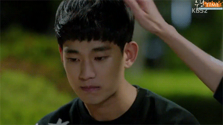 难过 流泪 男孩 摸头