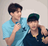 exo 帅哥 可爱 喝饮料 开心
