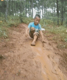 儿童 滑行 一身泥 山上
