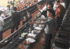 警察 人 鼓掌 领带