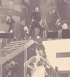 唱歌 舞台 激情 跳舞