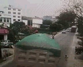 货车 翻车 高楼 大树