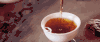 瓷杯  倒茶  茶桌  黄色