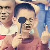 金馆长 男孩 挡只眼 竖中指