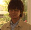 眼镜男 微笑 转脸