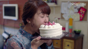 吃货 吃相 吃蛋糕 草莓蛋糕 奶油蛋糕 用手拿蛋糕