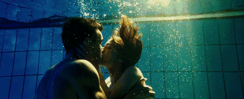男人 女人 水下 亲吻