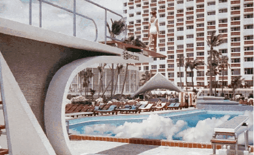 Coldplay MV UpUp 云朵 创意 游泳池 跳板
