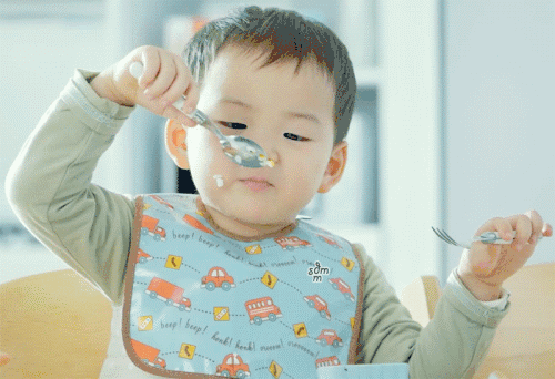 小朋友 自己吃饭 可爱 一手勺子一手叉子