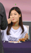 美女 吃货 开心 得意