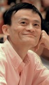 马云 阿里 写真 抬头 微笑 拍手 球队 观战 球衣